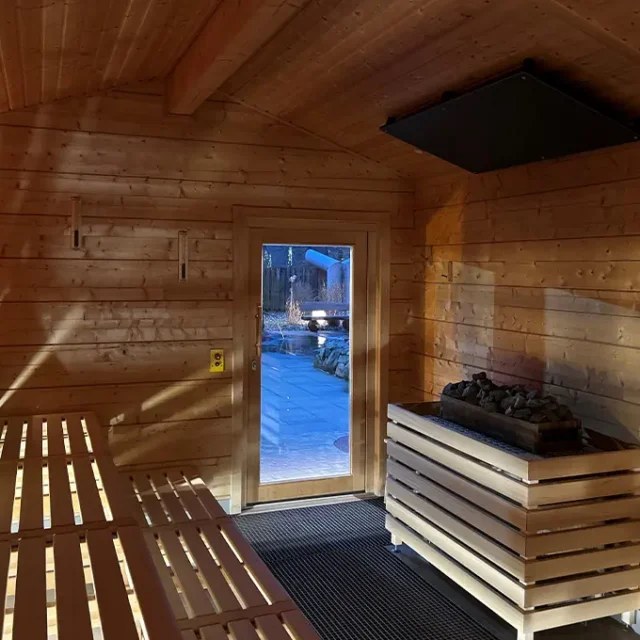 Innenansicht Heide-Sauna in hellem Holz