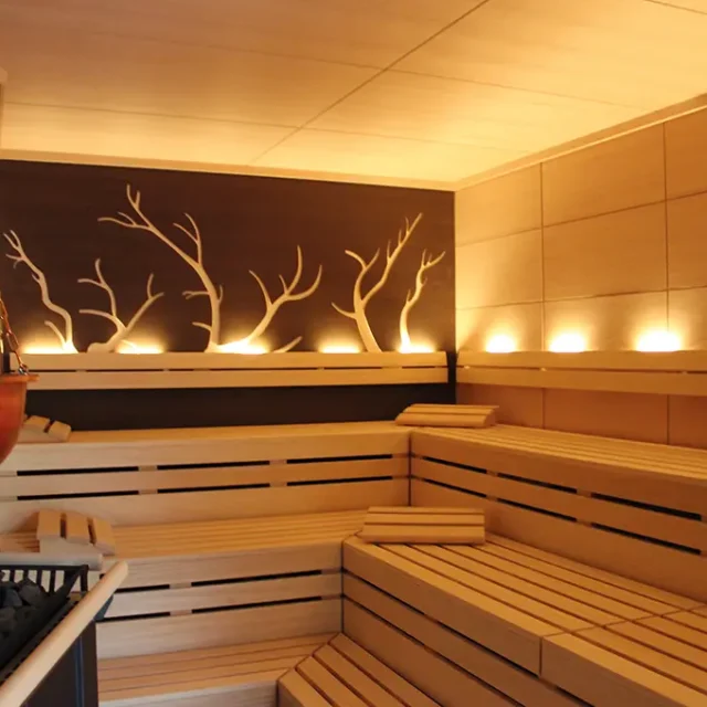 Blick in die Kräuter-Sauna mit hellem Holz