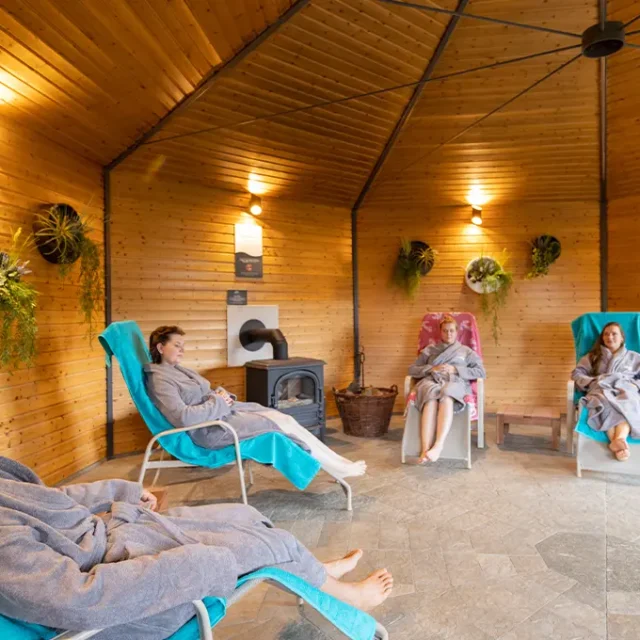 Personen im Ruheraum auf Liegen