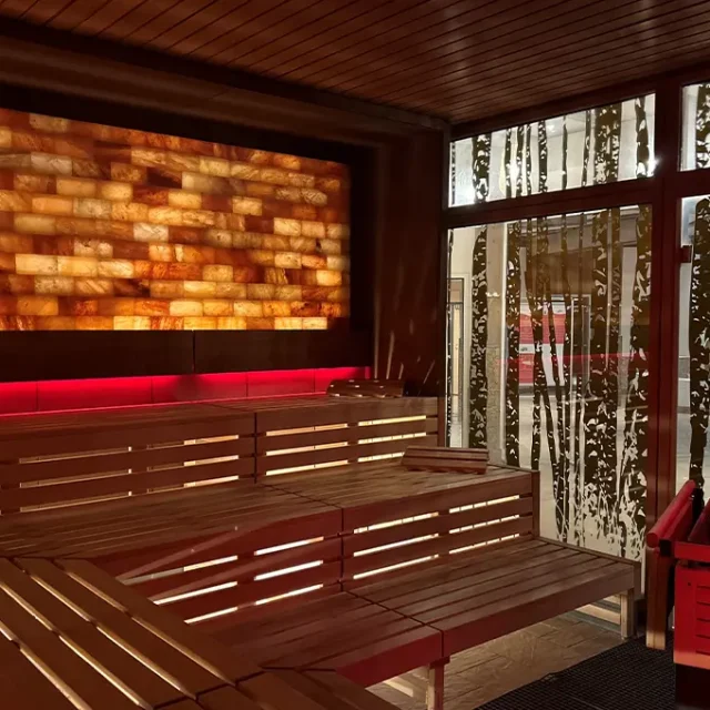 Blick in die Salzkristall-Sauna mit sanftem Licht