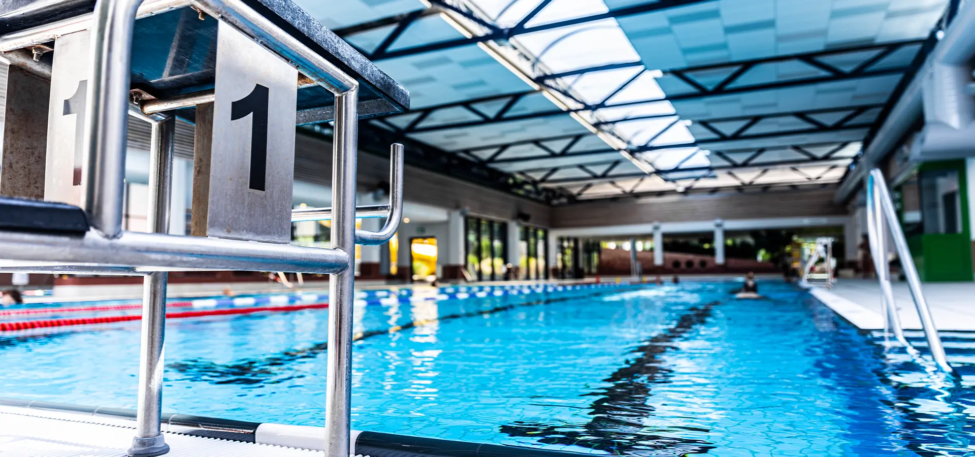 Blick auf ein Schwimmbecken neben einer Sprungplattform
