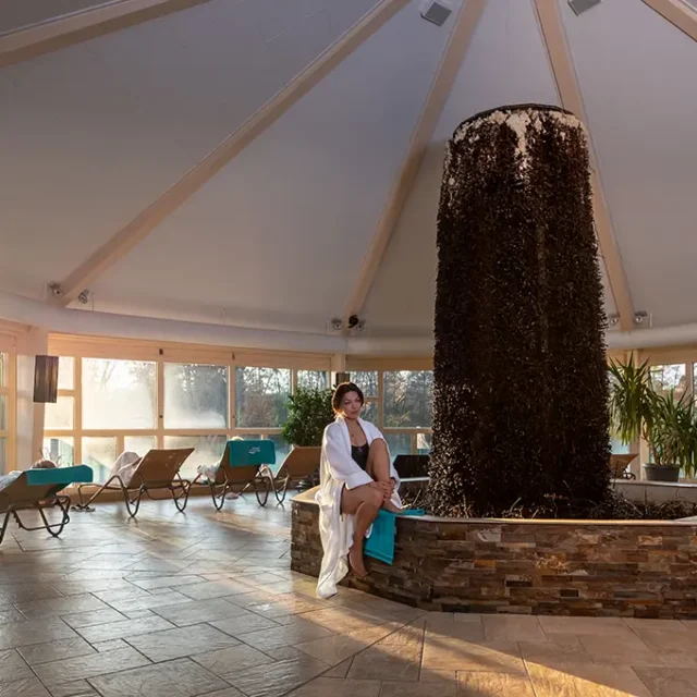 Frau sitzt in einem Ruheraum